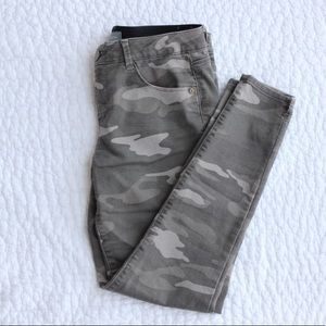 Stretchy fit, cropped camo pants